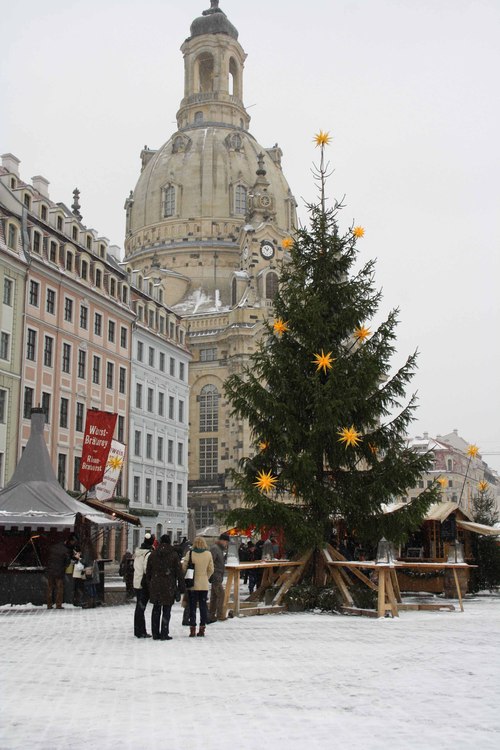 Weihnachtsbaum vor der Frauenkirche.