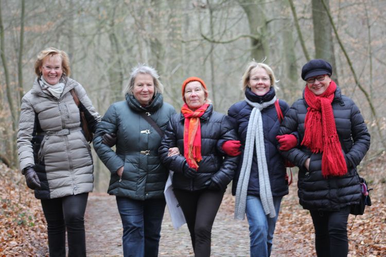 Frauen gehen im Wald spazieren.