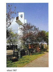 Der Kirchturm hat die Form eines Kreuzes.