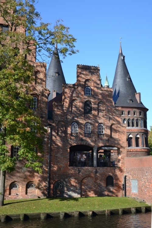 Holstentor und Salzspeicher in Lübeck