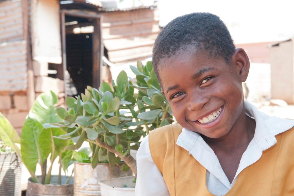 Ein lächelndes afrikanisches Kind.